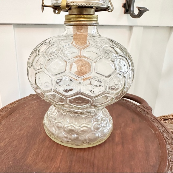 Vintage Honey Comb Kerosene Oil Lamp Ornate Hurricane Brass Glass 16” tall Nice! - Picture 6 of 8